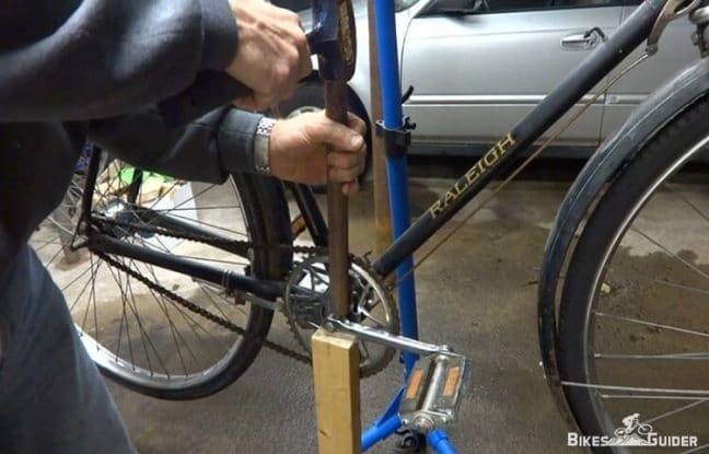 removing pedals from bike which direction